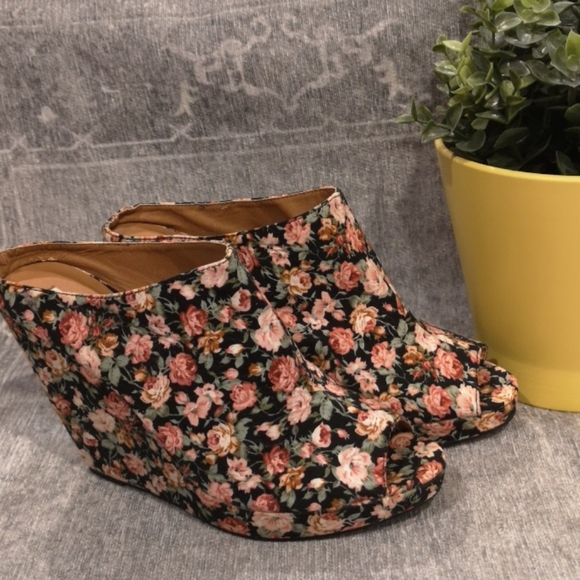 Kimchi Blue Floral Geo Mules - Picture 3 of 5